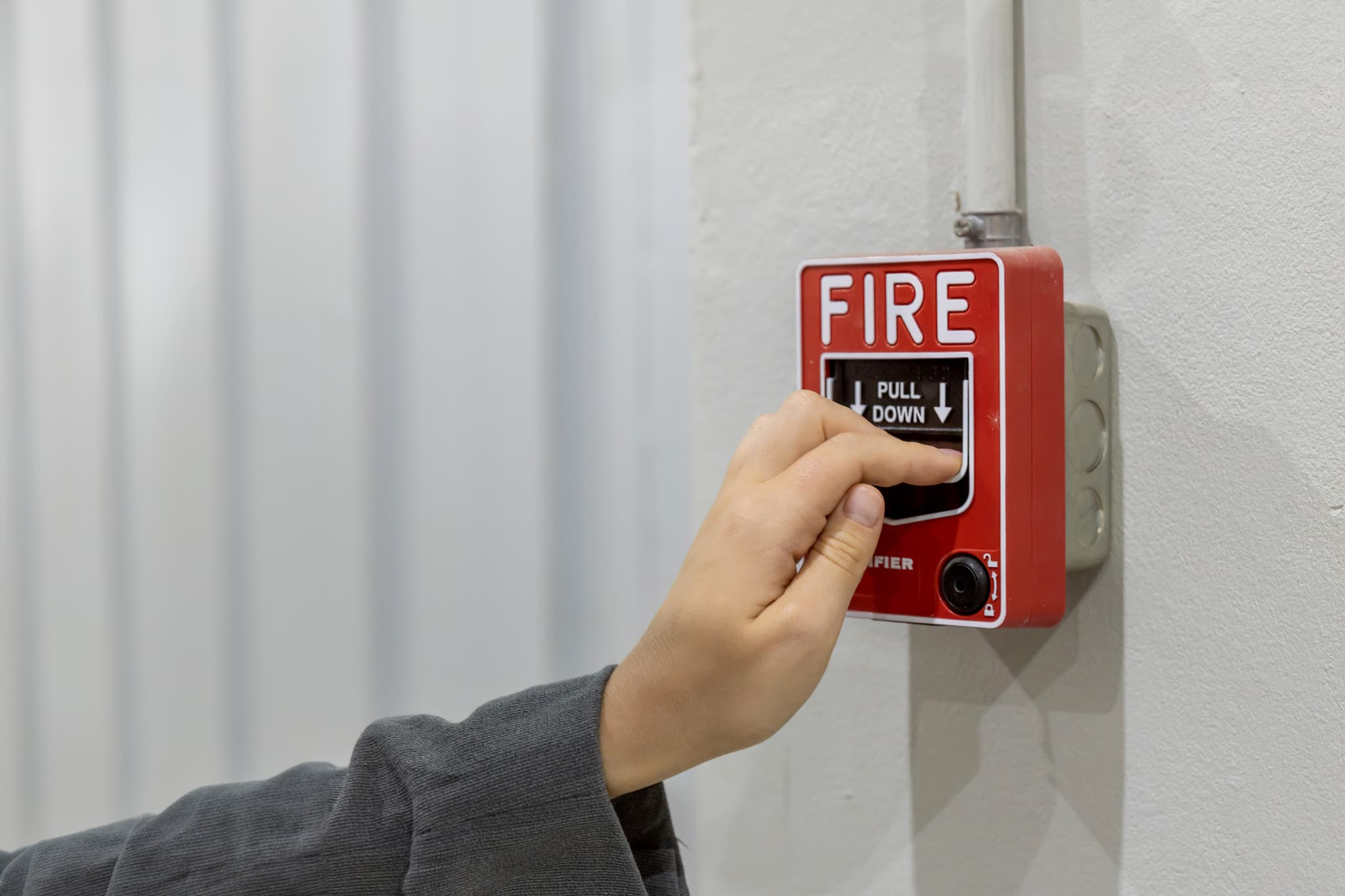 5 Razones por las que todo edificio necesita un sistema de alarma contra incendio certificado
