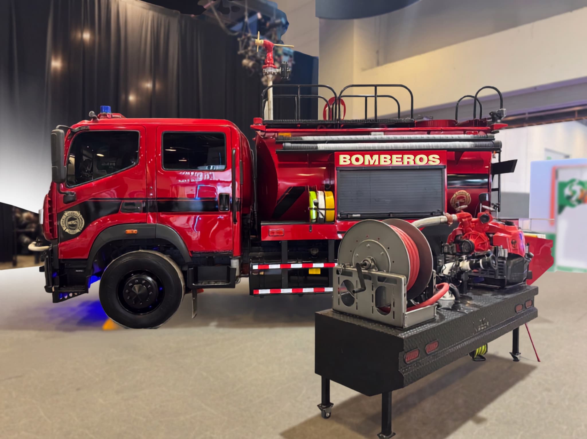 Unidad contra incendio ESI roja con cabina Foton y sistema de bombeo Tohatsu en exposición