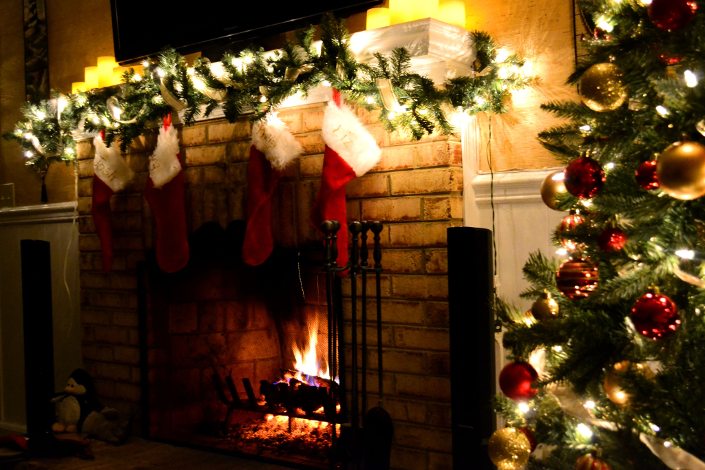 a-roaring-fire-in-fireplace-decorated-for-christma-2022-11-14-03-45-41-utc.png